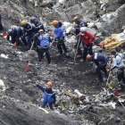 Los equipos de rescate trabajan en el lugar donde se estrelló el avión de Germanwings, el pasado marzo.