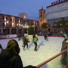 La pista de hielo vuelve mañana a la plaza Mayor tras la suspensión de 2020. JESÚS F. SALVADORES