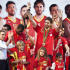 Pau Gasol, junto a sus compañeros y el cuerpo técnico, levanta los brazos saludando a la afición durante el homenaje.