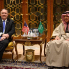 El secretario de Estado Mike Pompeo junto al ministro de Asuntos Exteriores, Adel al-Jubeir, en su llegada a Riad.