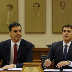Sánchez y Rivera, durante la firma del acuerdo de legislatura, este miércoles en el Congreso.