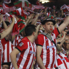 Las aficiones pitaron el himno hasta con silbatos, como el seguidor bilbaíno de la foto.