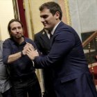 Iglesias y Rivera se saluda, ayer en el Congreso.