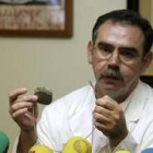 El doctor Juan Ignacio Santos muestra un electrodo