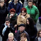 Vecinos de Rianxo guardan un minuto de silencio para manifestar su dolor. XOÁN REY