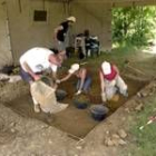 Los arqueólogos tras la excavación en una de las simas