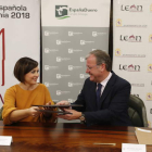 Margarita Serna, directora territorial de España Duero, firmó la cesión con Antonio Silván. RAMIRO