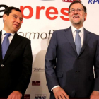 El presidente del PP andaluz, Juanma Moreno, y el presidente del Gobierno y líder del partido en toda España, Mariano Rajoy, en un desayuno informativo el lunes 27 de febrero en Madrid.