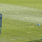 Simeone, pensativo, durante el entrenamiento del Atlético este viernes en Majadahonda.