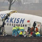 Tareas de rescate de los pasajeros de un avión de Turkish Airlines que se ha estrellado.