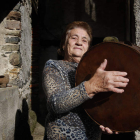 Benilde López, una de las pandereteras más famosas de Omaña, en su casa de Villanueva.
