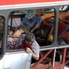 Los cuerpos de los pasajeros israelíes yacen en el interior del autobús donde un palestino se inmoló