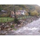 Imagen del río Salentinos, con las márgenes restauradas, a su paso por Salentinos.