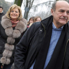 El líder de centroizquierda, Pier Luigi Bersani, acude a votar en compañía de su esposa.