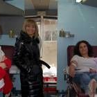 La alcaldesa María Eugenia Gancedo visitó la unidad móvil y animó a los jóvenes a donar sangre