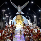 La escuela de samba Ara Yevi actúa en una carroza dedicada al papa Francisco durante el carnaval en Gualeguaychú, el 11 de enero del 2015.