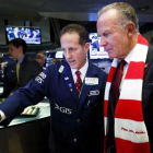Karl-Heinz Rummenigge, junto a un agente de Bolsa en la visita del Bayern a Wall Street.