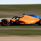 Fernando Alonso, en pleno pilotaje por la pista de Montmeló.