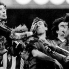 Jesús Castro defiende un ataque de su hermano Quini en un Barça-Sporting de los años 80.