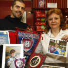 Ezequiel y su madre, Ana María, ayer, junto a fotos del San Lorenzo de Almagro y un retrato de Joaquín, su hijo, socio también del club.