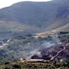 La Junta desplegó en la zona del incendio de Moldes cuarenta efectivos del servicio antiincendios.