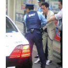 Momento en el que fue detenido Tomohiro Kato, con gafas