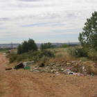 Enseres y escombros en el camino que une los pueblos de San Andrés y Ferral.