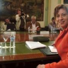 La ministra Elena Espinosa poco antes de comenzar la reunión con los sindicatos Coag y UPA
