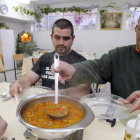Imagen de archivo de personas atendidas en el comedor de Cáritas en Ávila.