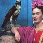 Frida Kahlo, con su águila mascota en 1939.