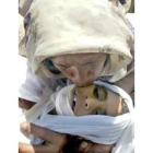 La madre besa a su hijo de nueve años asesinado por soldados israelíes