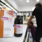 Un envase del medicamento infantil con ibuprofeno Dalsy en una farmacia.