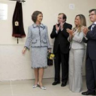 La Reina descubre la placa en presencia de Herrera, Trinidad JIménez y Francisco Fernández.