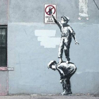 Una de las obras urbanas realizadas por Banksy.
