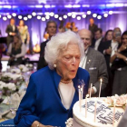 Barbara Bush sopla las velas de su 90 aniversario.