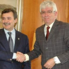 Miguel Ángel Álvarez y José Ángel Hermida estrechan sus manos tras rubricar el acuerdo.