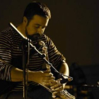 Barry Kerr, tocando la 'uilleann pipe' o gaita irlandesa.