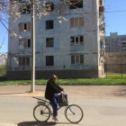Una mujer pasa frente a un edificio afectado por los bombardeos en Avdiivka.