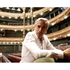 El actor leonés Imanol Arias en el Teatro Campos de Bilbao, donde representa ‘La vida a palos’. LUIS TEJIDO