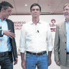 Eduardo Madina, Pedro Sánchez y José Antonio Pérez Tapias, tras el debate que protagonizaron el 7 de julio en la campaña por la secretaría general del PSOE.