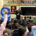 Pablo Álvarez, durante su visita al colegio en el que estudió. DL