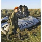 Un grupo de soldados examina uno de los Tupolev siniestrados