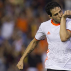 Dani Parejo celebra el segundo gol del Valencia contra el Alavés.