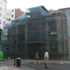La casa se encuentra estos días cubierta de andamios para la reparación y mejora de su cubierta y fachada.