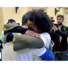 Ana Julia Quezada abraza al padre del niño Gabriel, del que era pareja en el momento del crimen. CARLOS BARBA