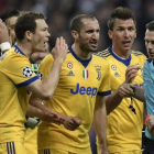 Los jugadores de la Juventus rodean al árbitro tras el polémico penalti.
