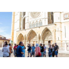 Las personas que visitan la Catedral financian con la entrada de seis euros buena parte de las restauraciones que se realizan en el templo. FERNANDO OTERO PERANDONES