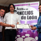 Los representantes de Nogarejas de la Valdería recogieron el reconocimiento de manos de Vuelta