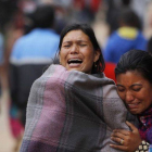 Una nepalí llora por la tragedia de Nepal.