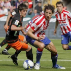 El jugador del Valencia Hernández hace penalti al asturiano Camacho